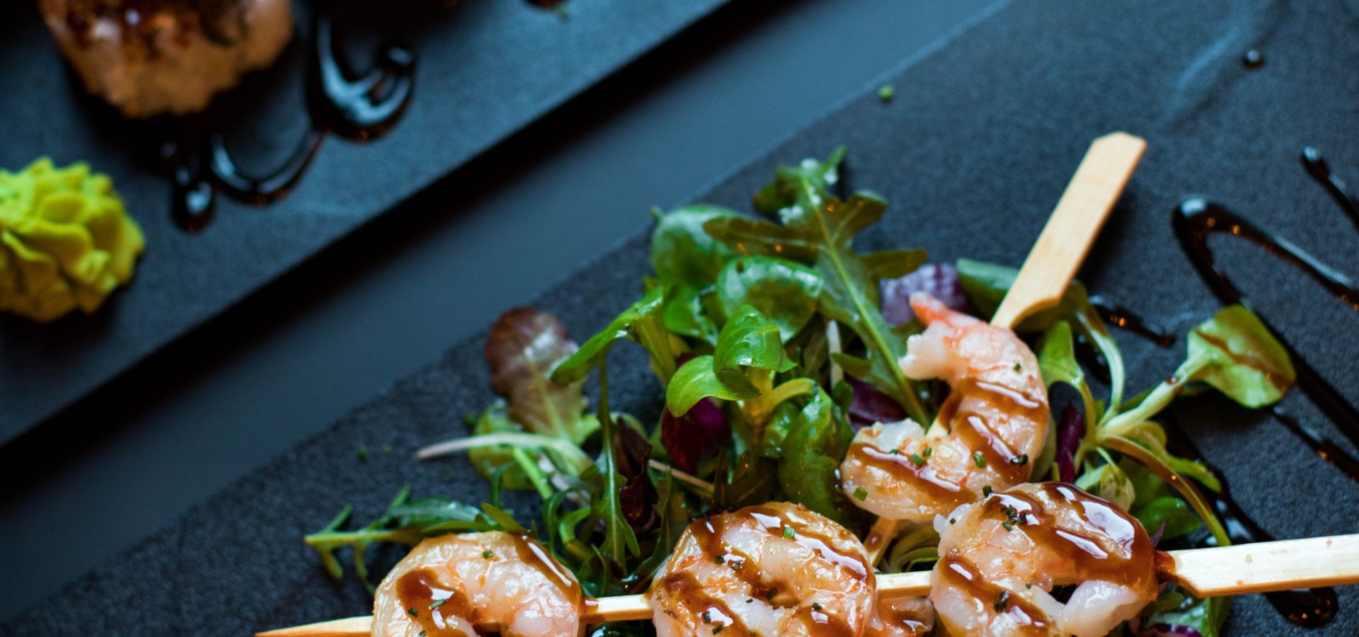 Elegante restaurantzaal van Morthalique in de avond